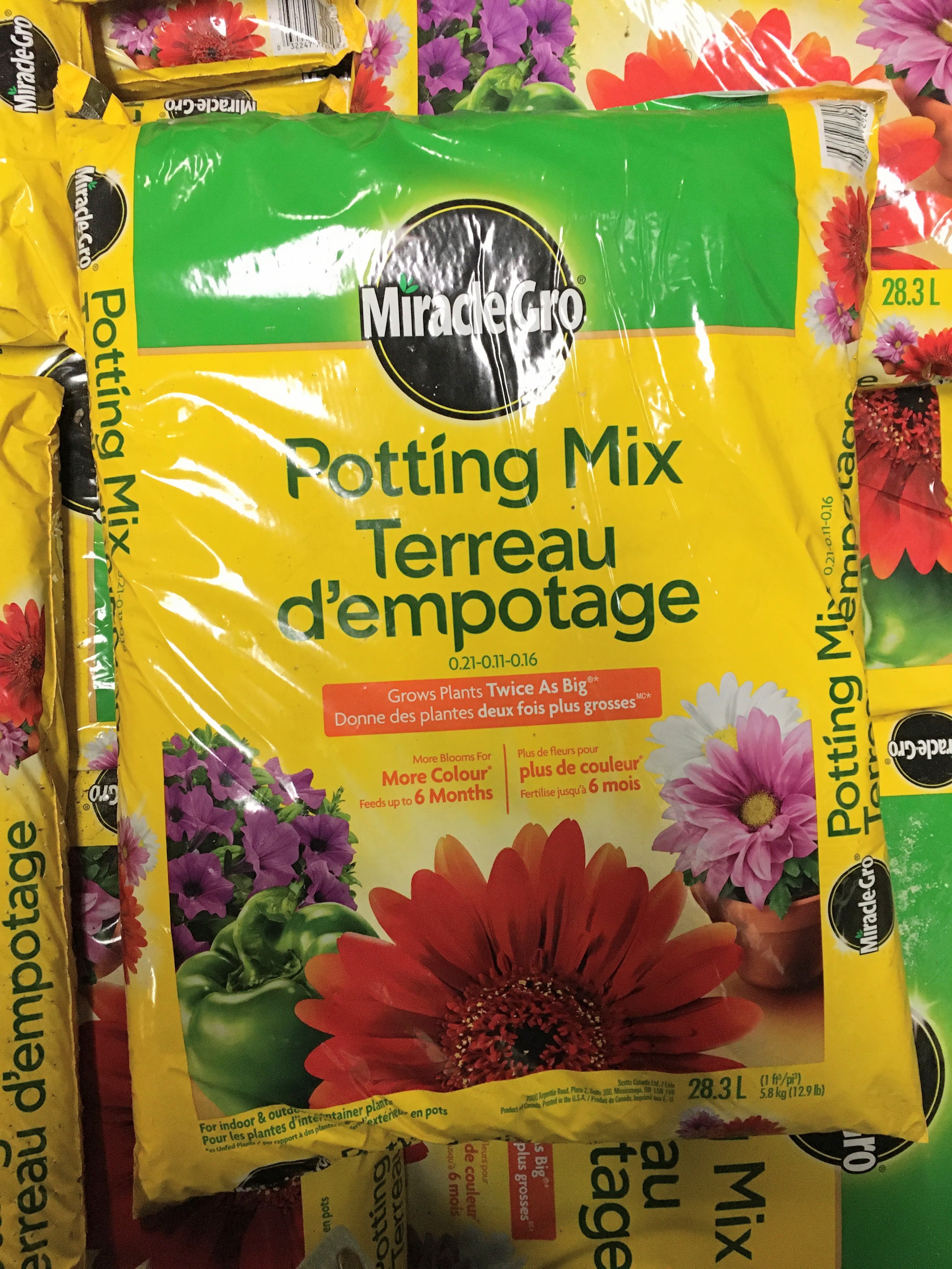miracle gro potting mix 28.3 l Miracle Gro Potting Mix (28.3 L)